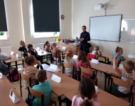 Pan Pyrek z wizytą u pierwszaków.