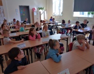 Pan Pyrek z wizytą u pierwszaków.