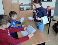 Klasa 4b ćwiczy język angielski :)